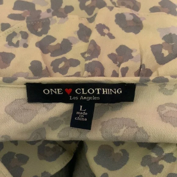 One clothing Los Angeles size large blue animal print crop style top - Picture 5 of 7